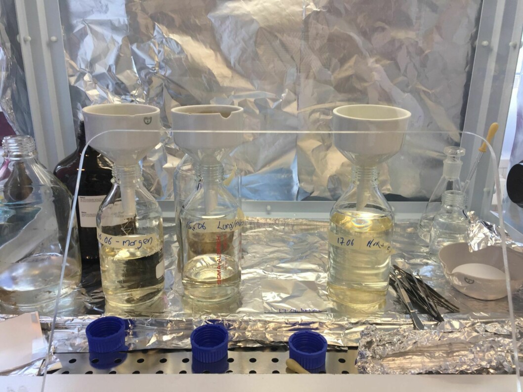 Resultatene som kom fram på labben etter bruk av  «vaskeballen» viser at  den ikke har hatt noen effekt. Her fra filtrering av vannprøvene på NILU sin lab på Framsenteret i Tromsø.