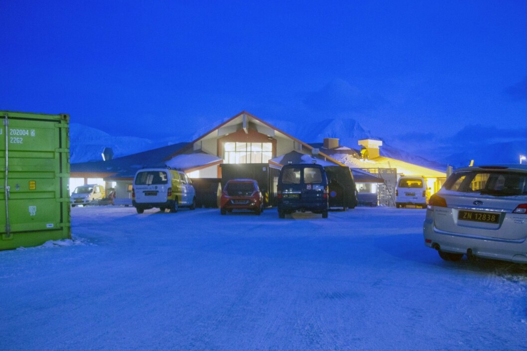 Hurtigruten Svalbard pusser opp og bygger om Polarhotellet. Arbeidstilsynet og Sysselmannen er imidlertid ikke fornøyd med måten ting gjøres på. Hurtigruten Svalbard pusser opp og bygger om Polarhotellet. Arbeidstilsynet og Sysselmannen er imidlertid ikke fornøyd med måten ting gjøres på.
