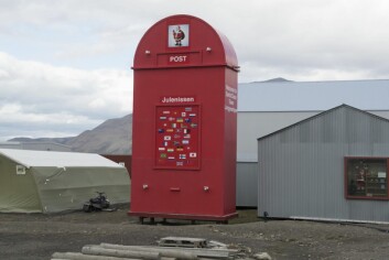 Postkassen er 9,3 meter høy og står mellom Po Lin Lees butikk og rubbhallen til Svalbard Wildlife Eiendom.