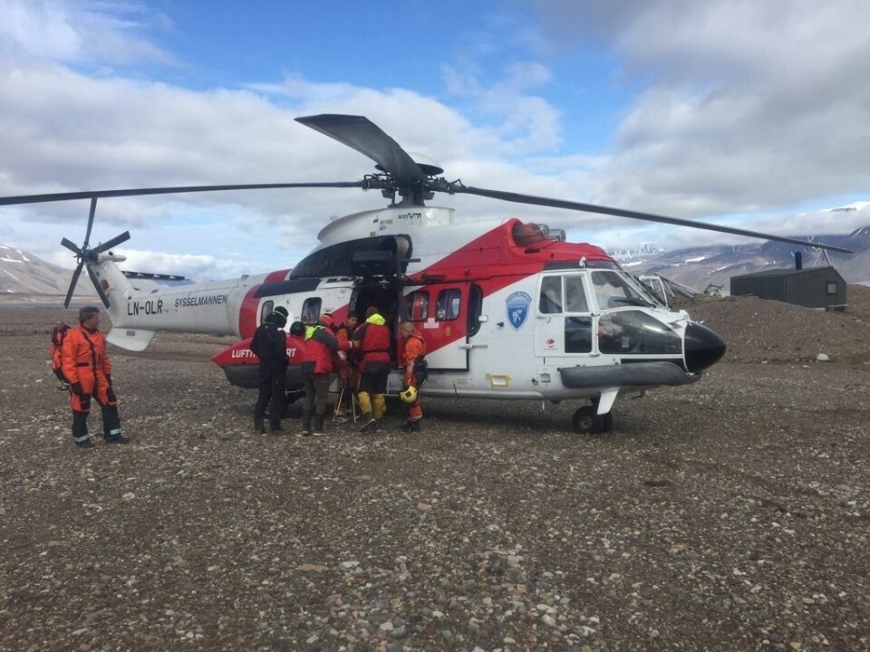 Det var tre menn i tretti og førtiårene med tysk nasjonalitet som ble hentet av Sysselmannens helikopter fredag. Bildet er tatt i Austfjorden med Overgangshytta i bakgrunnen.