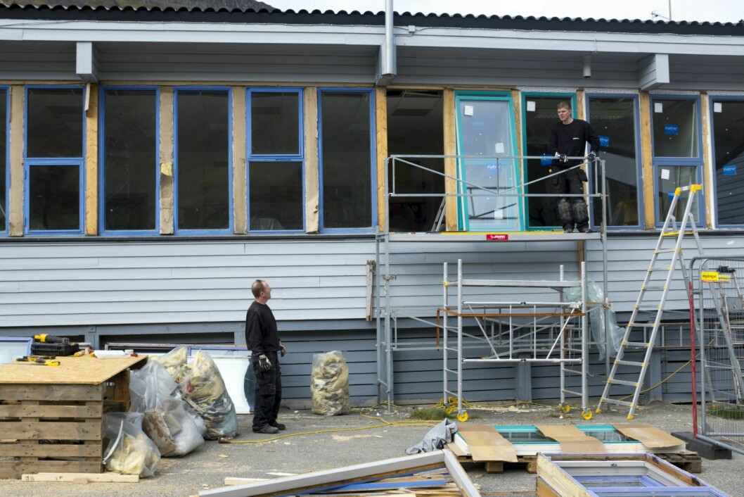 51 vinduer byttes nå ut på Longyearbyen skole. Jan Espen Stavenes (t.v.) og Daniel Mogstad fra Svalbard Bygg AS har holdt på med prosjektet siden torsdag i forrige uke.
