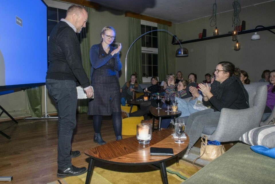 Atle Isaksen fra Norsk Filmklubbforbund (til venstre)  holdt en kort presentasjon av filmen som skulle vises. Han ble introdusert av  Marie Mæland i Longyearbyen Filmklubb.
