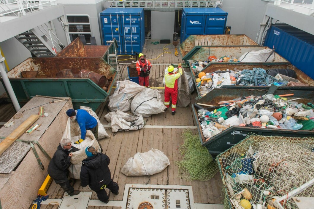 Det ble plukket 60 kubikk med søppel i løpet av årets strandryddetokt. Bildet er tatt om bord i «Polarsyssel».
