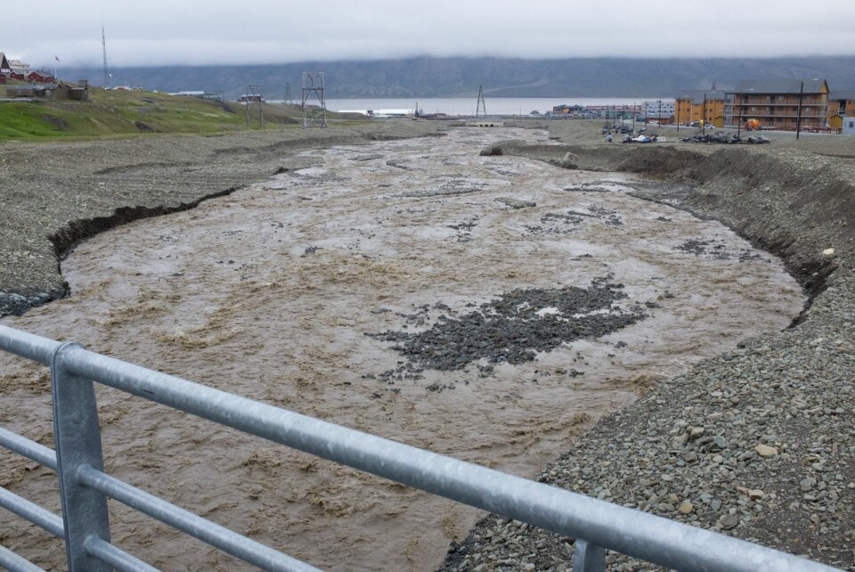 Longyearelva byr på utfordringer fordi elveløpet går i en løsmasse som beveger seg mye. Hvert år må Longyearbyen lokalstyre bruke bulldoser for å dosere opp og sikre at elva renner dit man ønsker. Fra høsten håper man å begynne arbeidet med en permanent sikring av elva. Longyearelva byr på utfordringer fordi elveløpet går i en løsmasse som beveger seg mye. Hvert år må Longyearbyen lokalstyre bruke bulldoser for å dosere opp og sikre at elva renner dit man ønsker. Fra høsten håper man å begynne arbeidet med en permanent sikring av elva.