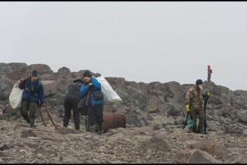 Her er noen av deltakerne på årets strandryddetokt fotografert på Halvmåneøya på sørspissen av Edgeøya. Dette var det området hvor det ble funnet mest søppel.