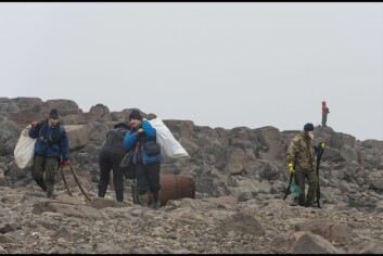 Her er noen av deltakerne på årets strandryddetokt fotografert på Halvmåneøya på sørspissen av Edgeøya. Dette var det området hvor det ble funnet mest søppel. Her er noen av deltakerne på årets strandryddetokt fotografert på Halvmåneøya på sørspissen av Edgeøya. Dette var det området hvor det ble funnet mest søppel.