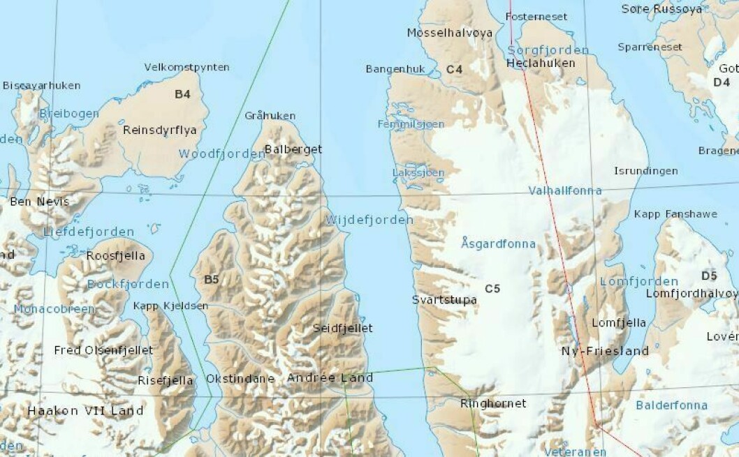 Sysselmannens helikopter rykket ut til Wijdefjorden (midt på kartet) lørdag.