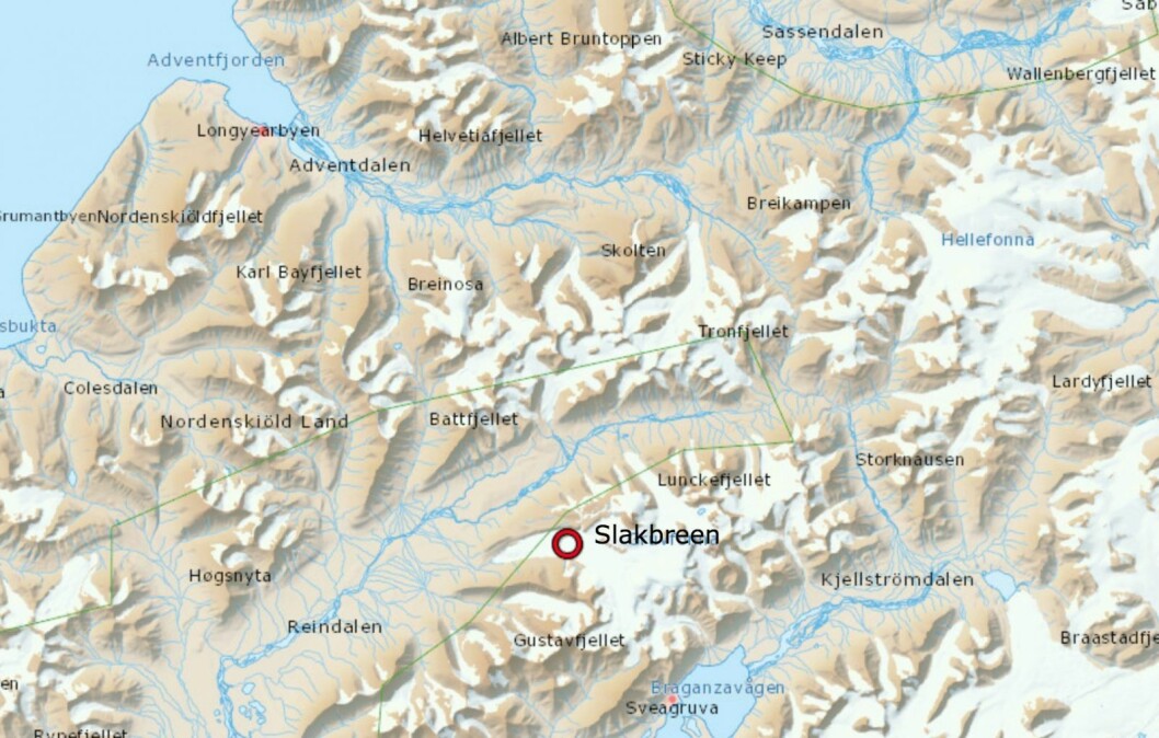 En fastboende mann ble hentet av Sysselmannens helikopter etter skutervelt i bunnen av Slakbreen mandag kveld. En fastboende mann ble hentet av Sysselmannens helikopter etter skutervelt i bunnen av Slakbreen mandag kveld.
