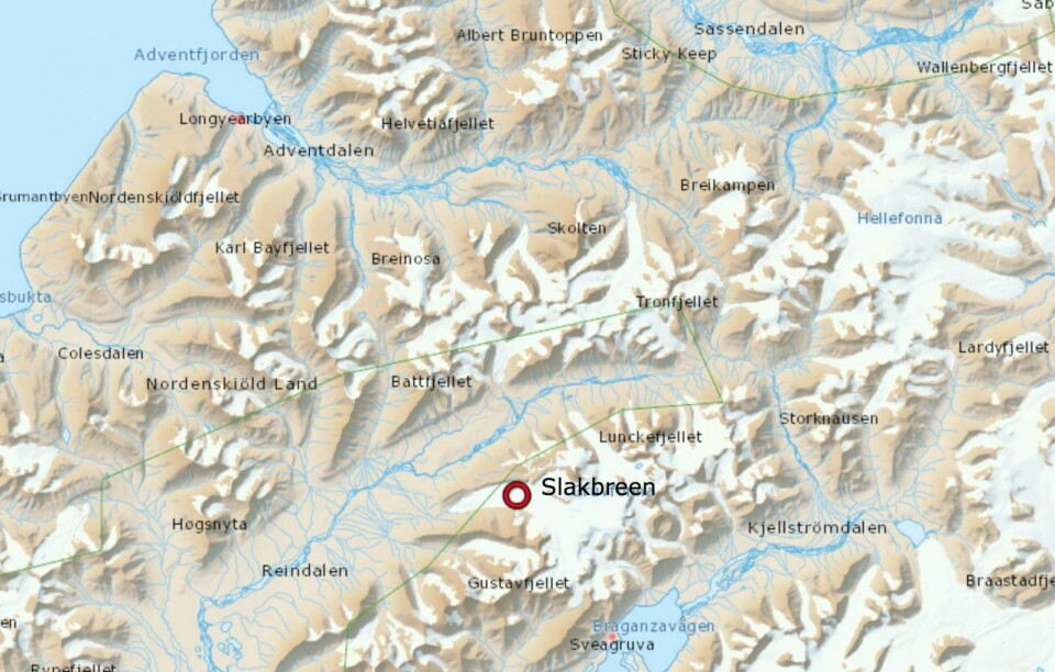 En fastboende mann ble hentet av Sysselmannens helikopter etter skutervelt i bunnen av Slakbreen mandag kveld.