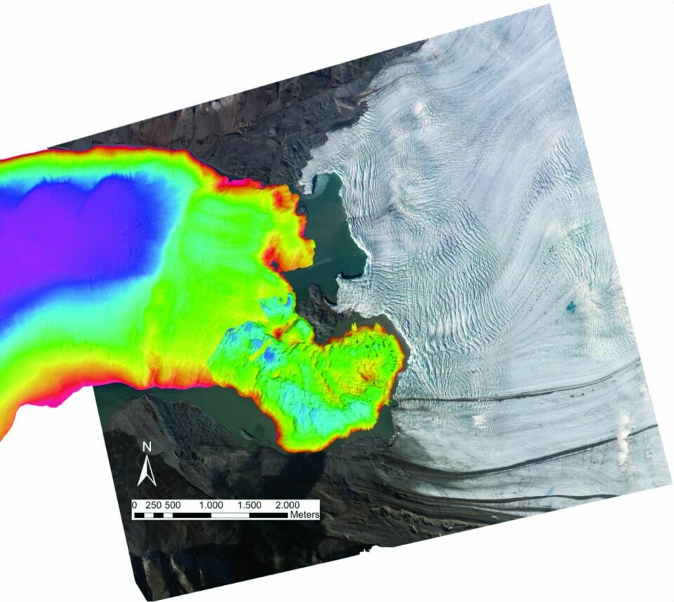 Her ses et sammensatt bilde av skanningen av fjordbunnen (i kraftige regnbuefarger) og et flybilde fra 2009. Et tydelig spor etter isbreen er de omtrentlig øst-vest gående stripene på land (øverst og nederst i bildet) og øverst i de fargerike fjordbunnsdata. Et annet tydelig spor er de ujevne ryggene i nord-sørgående retning på fjordbunnen.