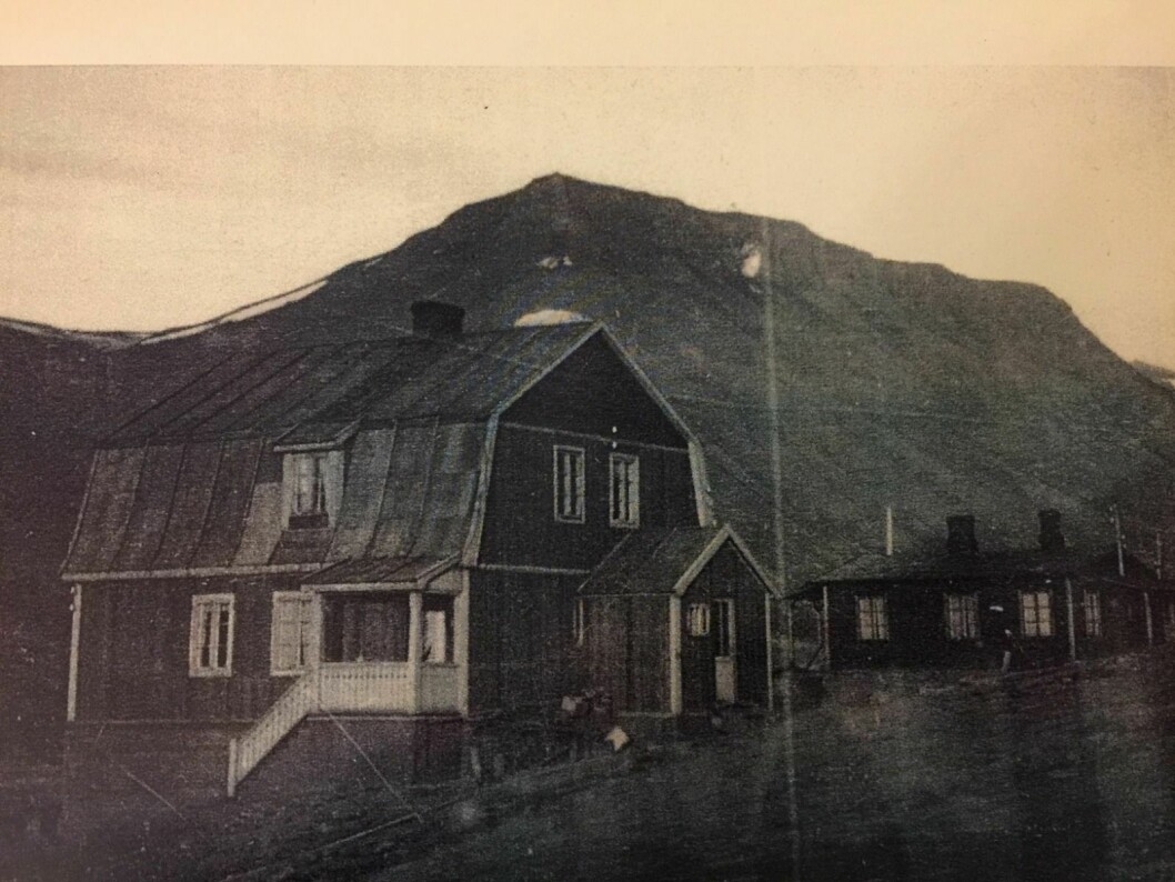 Dette er et bilde av Blåhuset, som kanskje er vel kjent fra tidligere. Skissene til høyre er tegnet av Thor Lorck Sverdrup. De viser huset innvendig. Bilder og illustrasjoner på denne siden er sendt til Svalbardposten fra Einar Sverdrup.