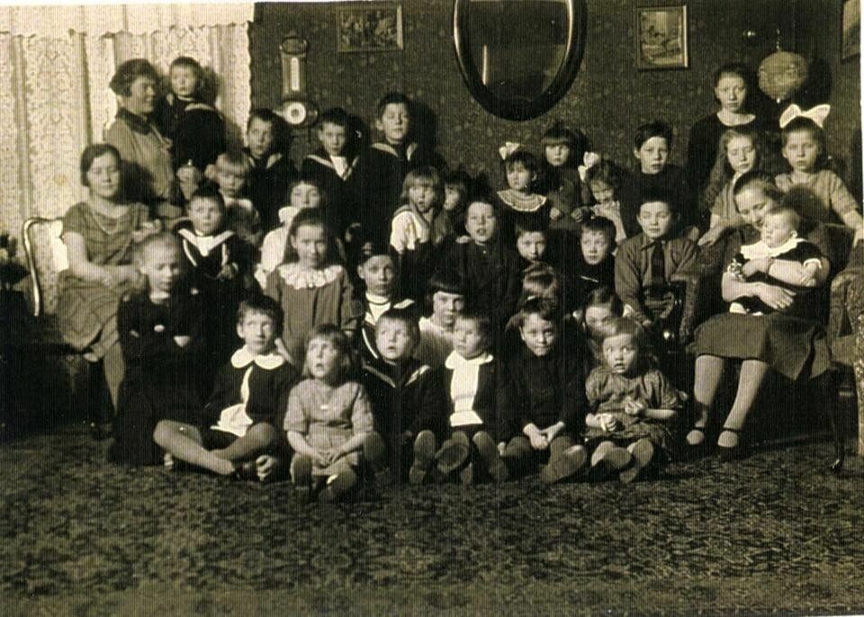 Dette bildet er fra juletrefest i Blåhuset: Her sitter ca 30 barn i sin fineste julestas, 4.juledag 1928.