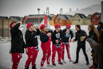 ILLDÅP: Hva er vel en dåp uten en test for å se om du er skikket til å ta del i russefeiring. Opptaksprøven kom med en straff om man brukte for lang tid. ILLDÅP: Hva er vel en dåp uten en test for å se om du er skikket til å ta del i russefeiring. Opptaksprøven kom med en straff om man brukte for lang tid.