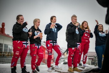 FEIRER: Svalbard-russen har nettopp tatt fatt på de tre ukene der de skal feire at tiden på videregående er over. Fra venstre: Therese Hanna Bjerkeng,  Solveig Thoresen, Leïa Bescond, Rudi Jakobsen, Amalie Henriksen og Malin Nilssen Alexandersen.