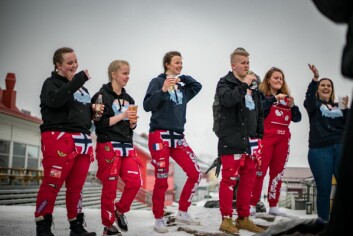 FEIRER: Svalbard-russen har nettopp tatt fatt på de tre ukene der de skal feire at tiden på videregående er over. Fra venstre: Therese Hanna Bjerkeng, Solveig Thoresen, Leïa Bescond, Rudi Jakobsen, Amalie Henriksen og Malin Nilssen Alexandersen. FEIRER: Svalbard-russen har nettopp tatt fatt på de tre ukene der de skal feire at tiden på videregående er over. Fra venstre: Therese Hanna Bjerkeng, Solveig Thoresen, Leïa Bescond, Rudi Jakobsen, Amalie Henriksen og Malin Nilssen Alexandersen.