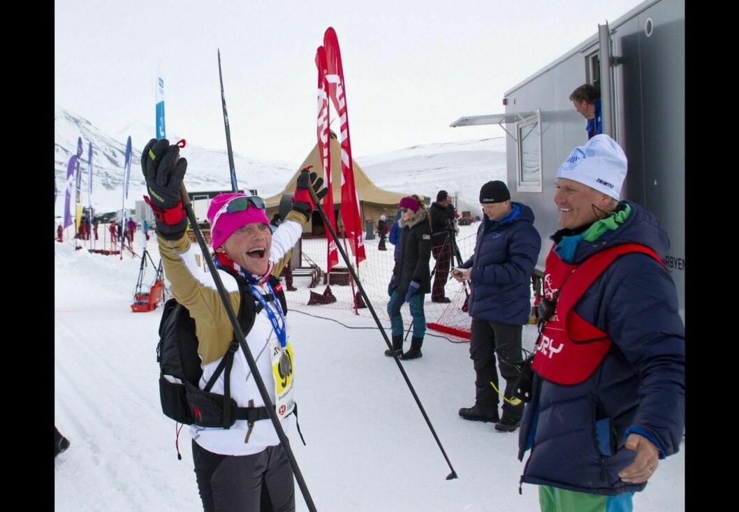 Så glad var tidligere langrennsprofil Anette Bøe da hun kom i mål på halvmaraton. Hun gratuleres av rennleder Sigvart Bjøntegaard, som var tilbake på Svalbard for anledningen.