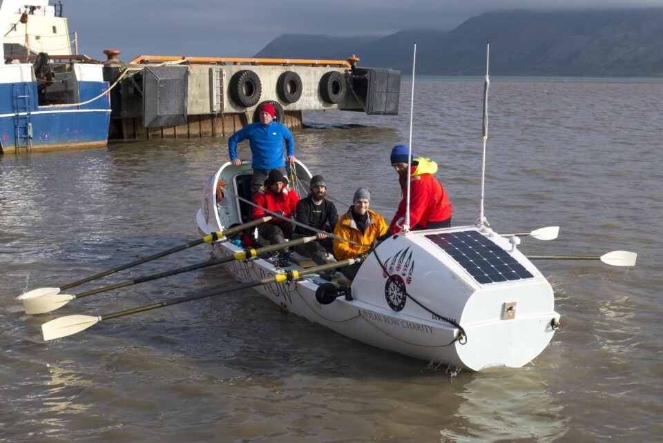 Walisiske Jeff Willis (f.v.), indiske Roy Tathagata, amerikanske Carlo Facchino, norske Tor Wigum og islandske Fiann Paul kom søndag morgen frem til Longyearbyen, etter å ha rodd fra Tromsø til Svalbard.
