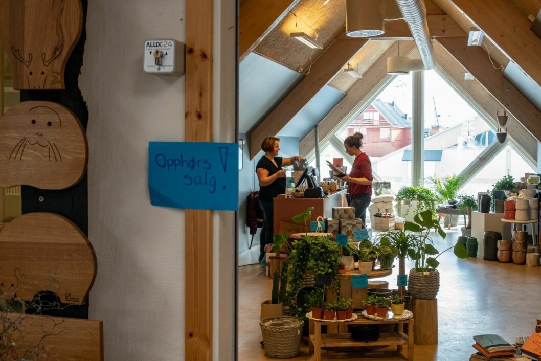Berit Oldernes slår gjennom kassen en av kundene på første dag av opphørssalget. Berit Oldernes slår gjennom kassen en av kundene på første dag av opphørssalget.