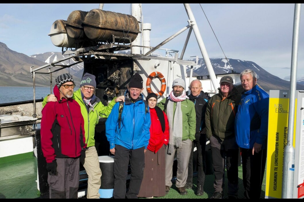 Erling Rimehaug (t.v.), Gunnar Wik, Jan Holt, Suha Sawalmeh, Nedal Sawalmeh, Odd Eider, Per Werrum og Benn Eidissen var på ferie på Svalbard og på vei til Pyramiden da det brøt ut brann på «Langøysund».