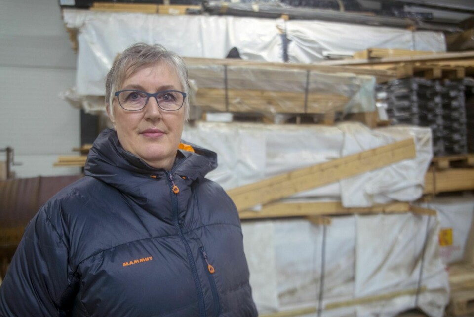 Sølvi Jacobsen foran stablene med materialer som hun håper en dag skal bli til en hytte. Hun bestilte hytta etter å ha lest annonsen om tildeling av nye hyttetomter i mai 2008, og den lagres nå på 11. året.