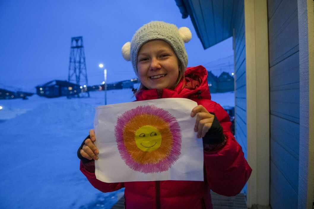Ingeborg smiler om kapp med sola etter at hun fikk vite at hun vant årets konkurranse.