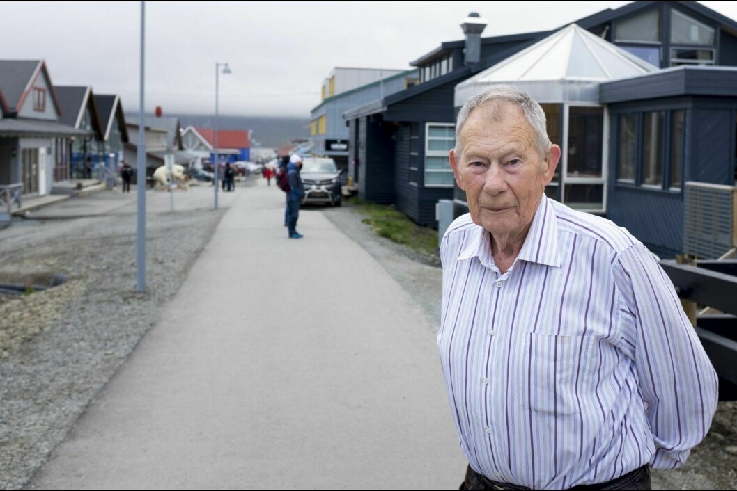Ola Austgulen (86) kjenner seg ikke igjen i Longyearbyen. Han jobbet her fra 1957 til 1958, og har denne sommeren vært tilbake for første gang på 60 år.