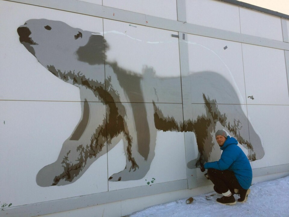 Mange trodde nok Martin Whatson holdt på med å lage et klassisk stort bilde av en isbjørn på den nordlige veggen av Svalbardbutikken før helga. Men dette var bare starten på hans verk...