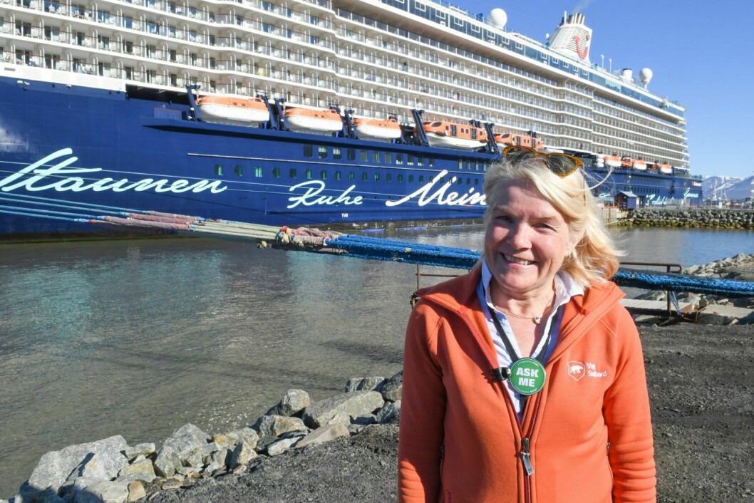 Mandag la « Mein Schiff 4 » til ved bykaia med 2.722 passasjerer om bord. 2.048 av dissse var med på lokale aktiviteter. Leder i Svalbard Cruisenettverk, Eva Britt Kornfeldt har vært med og tatt imot de fleste av årets cruisepassasjerer.