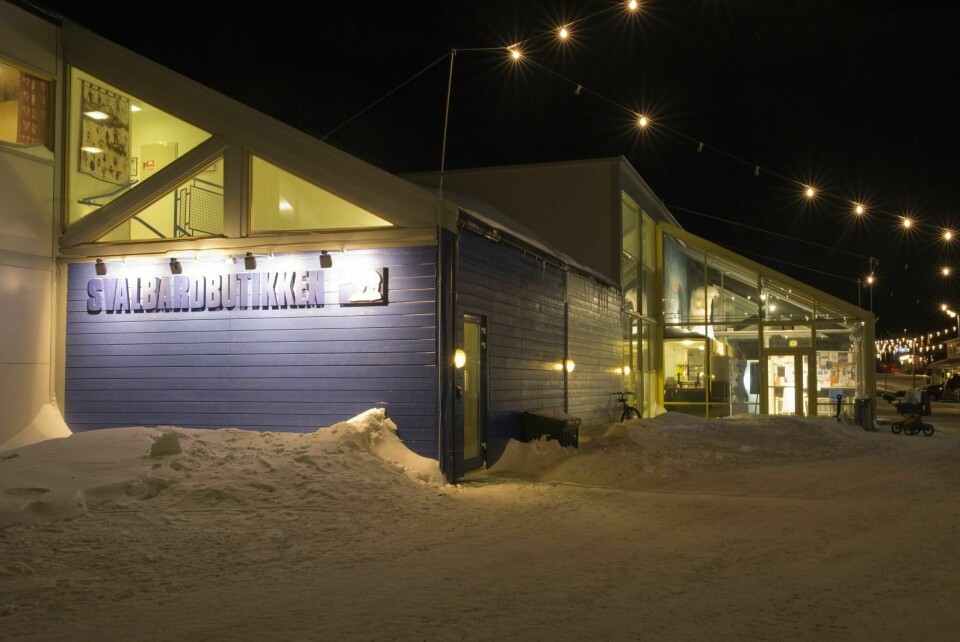 Etter at Posten la om sine rutetider for post til Longyearbyen stod Coop Svalbard i fare for å miste tilbudet til kundene om fersk fisk tirsdager og torsdager. Endring i levering fra Tromsø gjør at kundene nå likevel får fersk fisk.