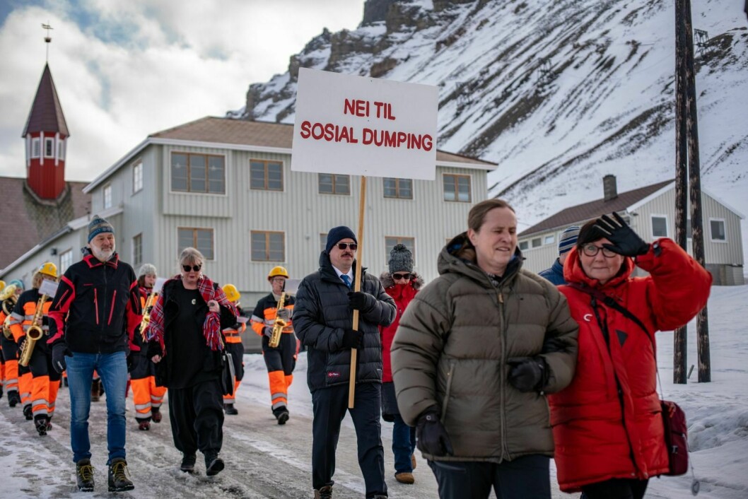LO-leder Svein Jonny Albrigtsen var klar i sin mening da han kom marsjerende med toget. Han mener behandlingen av guidene på Svalbard er et problem.