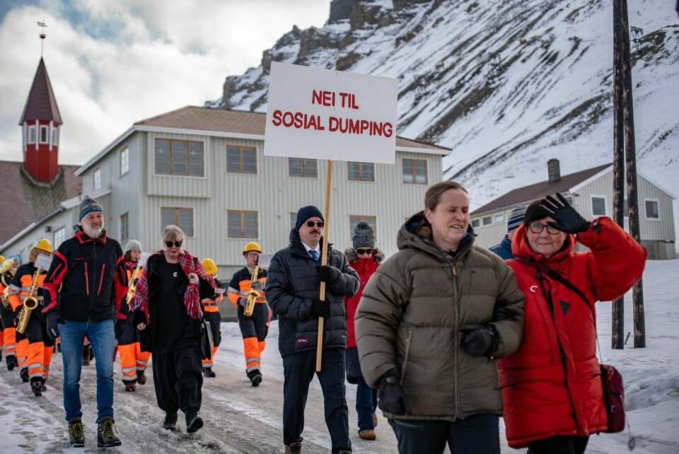 LO-leder Svein Jonny Albrigtsen var klar i sin mening da han kom marsjerende med toget. Han mener behandlingen av guidene på Svalbard er et problem.
