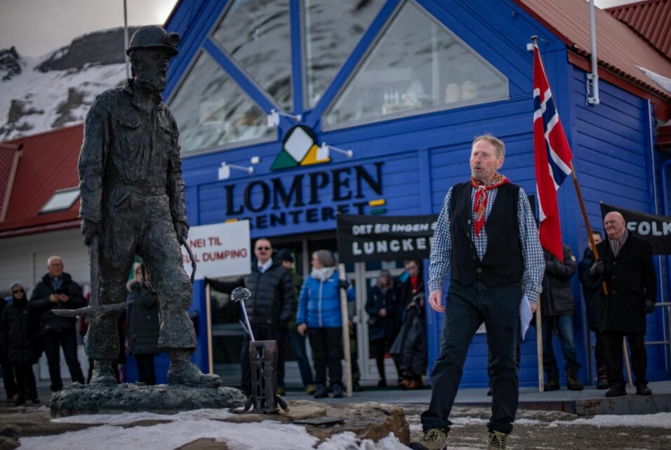 Den gamle gruvesjefen Robert Hermansen som tar ordet fremfor gruvebusen i 2018. Den gamle gruvesjefen Robert Hermansen som tar ordet fremfor gruvebusen i 2018.