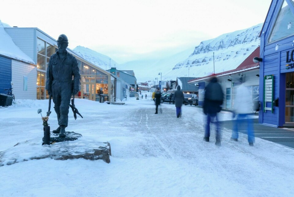 BLE TØMT: Alle måtte ut av Svalbardbutikken da brannalarmen gikk.