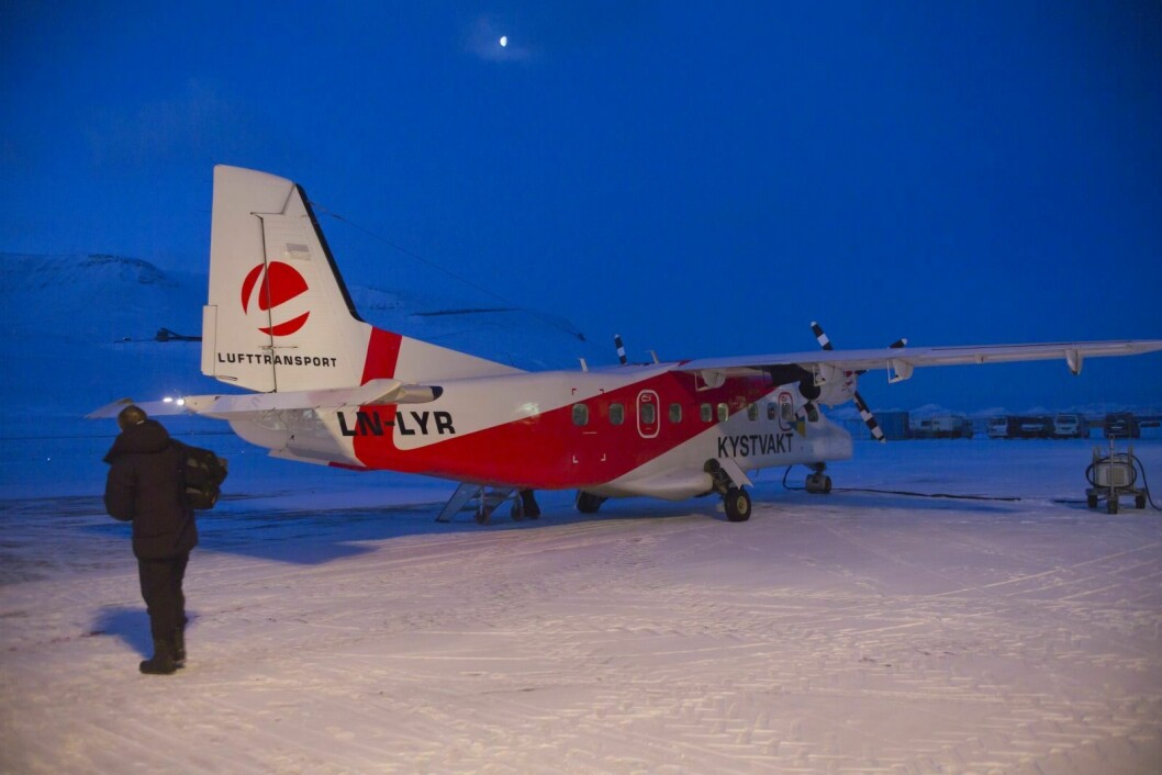 Lufttransport har to Dornier-fly stasjonert i Longyearbyen. De flyr til vanlig passasjerer til og fra Svea og Ny-Ålesund.