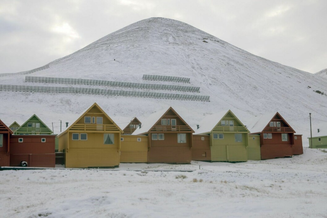 Fargene på bebyggelsen i Longyearbyen er nøye planlagt avGrete Smedal og Designfellesskapet AS. Nå er samarbeidet slutt, og arkivet etterover 35 års samarbeid er havnet i Bergen byarkiv.