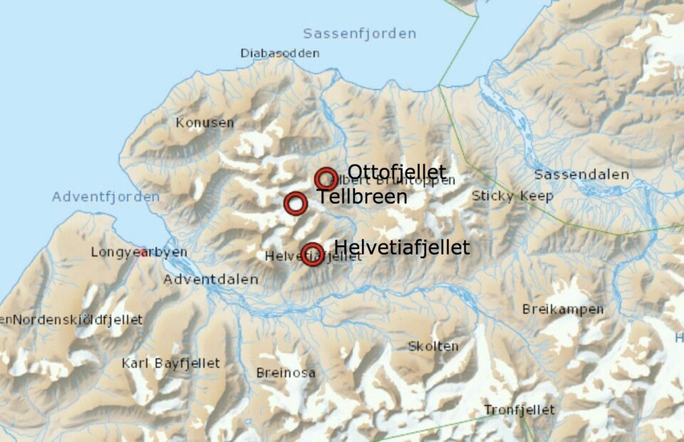 Politi og Røde Kors leter med skuterpatruljer og helikopter i området etter at det ble observert et rødt nødbluss.