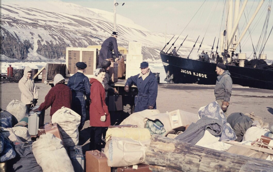 Glimt fra Gamlekaia i 1959. Mye skulle være med på flyttelasset når båten gikk før vinteren satte inn.