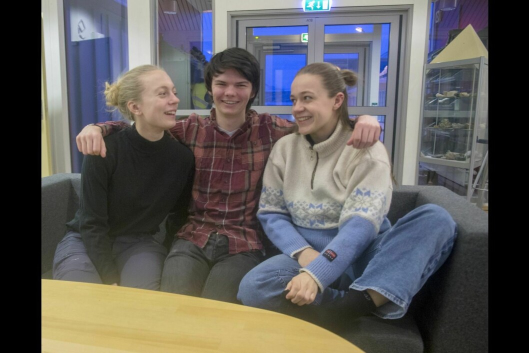 Karianne Tangen Dypedahl (f.v.), Truls Kløfsrud Jauert og Mari Andersen Buch er fastlandselever som har valgt å gå på videregående skole i Longyearbyen. De trives og anbefaler andre å gjøre det samme som dem.