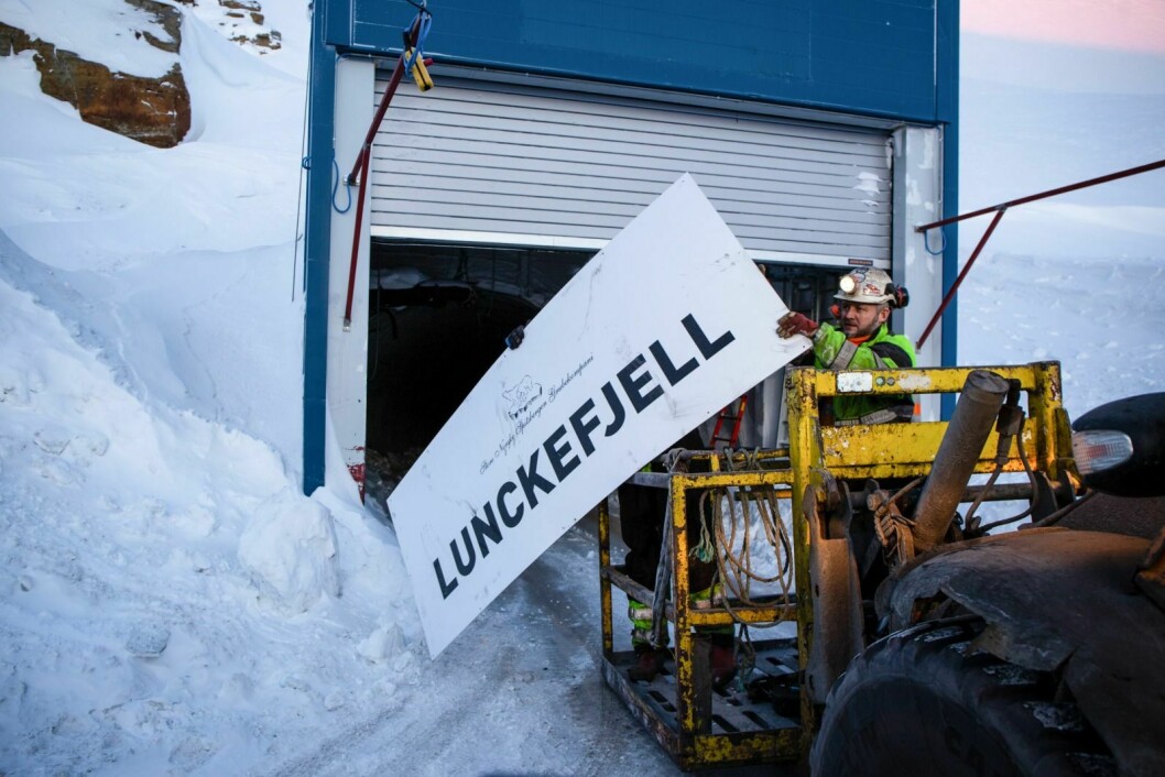 Stiger Kjell Engesvold fjerner Lunckefjell-skiltet for godt.