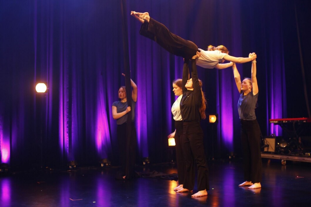 Fredag blir det fart og spenning i kulturhuset. Ungdommens kulturmønstring vil imponere, blant dem Sirkus Svalnardo. Fra høyre Sigri, Vilde, Niva (øverst), Liv Anna og Silje. Fredag blir det fart og spenning i kulturhuset. Ungdommens kulturmønstring vil imponere, blant dem Sirkus Svalnardo. Fra høyre Sigri, Vilde, Niva (øverst), Liv Anna og Silje.