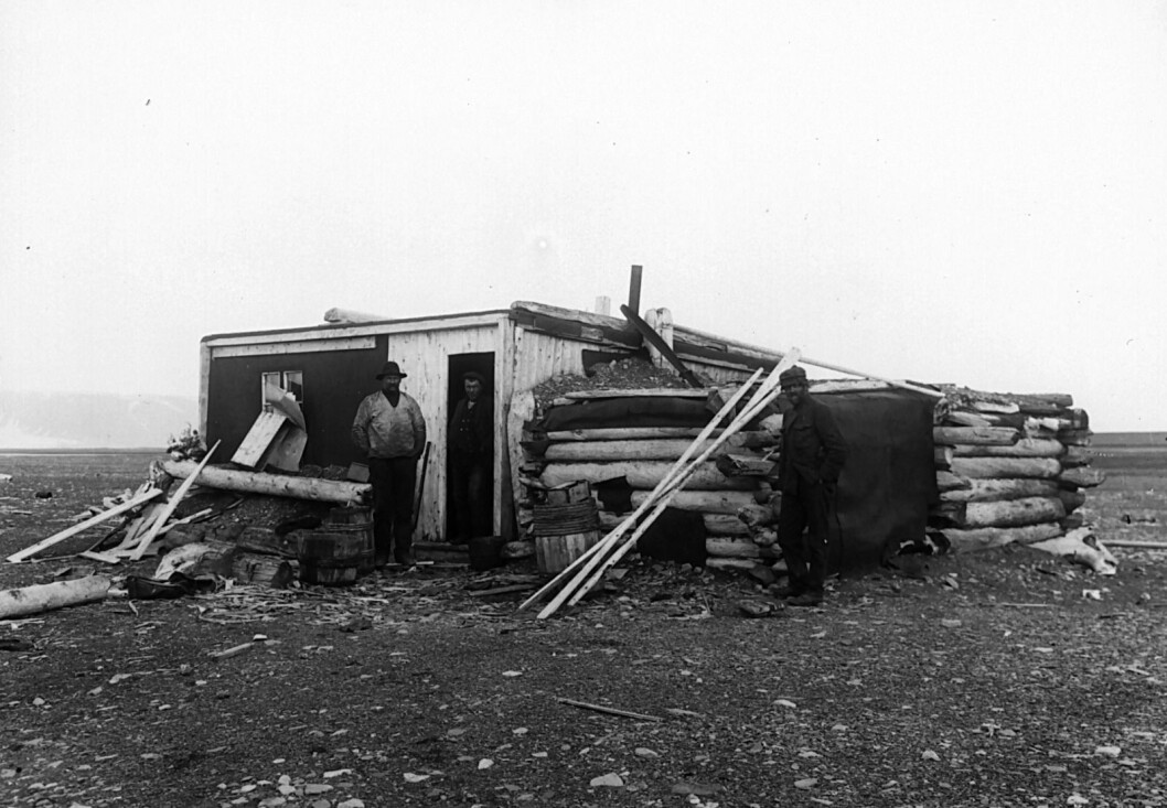 Det har vært knyttet usikkerhet til hvilken hytte Maria overvintret i på Elvetangen. Tore Sørensen mente det var hytta i Jan Teunissenbukta,men den ble ifølge boka Fangsthytter på Svalbard av Per Kyrre Reymert og Oddleif Moen først satt opp av Hilmar Nøis i 1946. Reymert tror som tidligere fangstmann Eero Lindberg at de overvintret i Villa Rave. Hytta består av to deler. Et russisk overvintringshus fra 1700-tallet og en norsk fangsstasjon bygget i 1910. Hvem mennene på dette bildet fra 1912 er, er ikke kjent. Det har vært knyttet usikkerhet til hvilken hytte Maria overvintret i på Elvetangen. Tore Sørensen mente det var hytta i Jan Teunissenbukta,men den ble ifølge boka Fangsthytter på Svalbard av Per Kyrre Reymert og Oddleif Moen først satt opp av Hilmar Nøis i 1946. Reymert tror som tidligere fangstmann Eero Lindberg at de overvintret i Villa Rave. Hytta består av to deler. Et russisk overvintringshus fra 1700-tallet og en norsk fangsstasjon bygget i 1910. Hvem mennene på dette bildet fra 1912 er, er ikke kjent.
