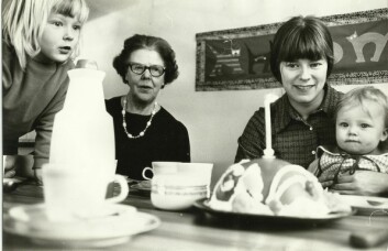 Marias datter Judit på Anna Emilssons 1-årsdag i 1971. Her sitter Anna Maria på morens fang, mens storesøster Marie har fullt fokus på kaken. Judit fikk et brev av sin mor, men rev det i stykker med en gang. Ingen vet hva som sto der. Foto: privat