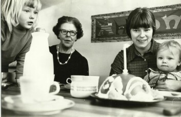Marias datter Judit på Anna Emilssons 1-årsdag i 1971. Her sitter Anna Maria på morens fang, mens storesøster Marie har fullt fokus på kaken. Judit fikk et brev av sin mor, men rev det i stykker med en gang. Ingen vet hva som sto der. Foto: privat Marias datter Judit på Anna Emilssons 1-årsdag i 1971. Her sitter Anna Maria på morens fang, mens storesøster Marie har fullt fokus på kaken. Judit fikk et brev av sin mor, men rev det i stykker med en gang. Ingen vet hva som sto der. Foto: privat
