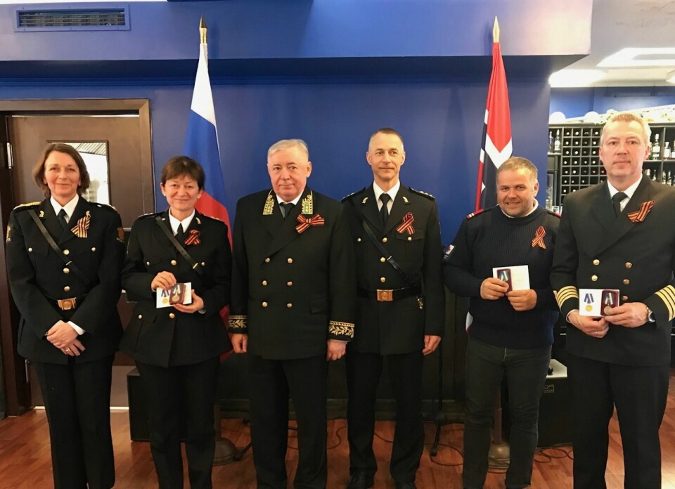 Assisterende sysselmann Berit Sagfossen (til venstre), sysselmann Kjerstin Askholt, Russlands generalkonsul Vjatsjeslav Gennadievitsj Nikolajev, sysselmannsoverbetjent Ole Jakob Malmo, operativ leder Gøran Andersen i Longyearbyen Røde Kors hjelpekorps og fartøysjef Kent Ole Solhaug på «Polarsyssel» avbildet på medaljeutdelingen i Barentsburg onsdag. Assisterende sysselmann Berit Sagfossen (til venstre), sysselmann Kjerstin Askholt, Russlands generalkonsul Vjatsjeslav Gennadievitsj Nikolajev, sysselmannsoverbetjent Ole Jakob Malmo, operativ leder Gøran Andersen i Longyearbyen Røde Kors hjelpekorps og fartøysjef Kent Ole Solhaug på «Polarsyssel» avbildet på medaljeutdelingen i Barentsburg onsdag.