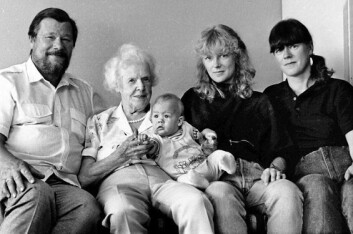 Marias datter Judit Thorvaldsson oldebarnet Andreas på fanget. Marias barnebarn Karl-Gunnar Thorvaldsson (t.v.) ,tippoldebarnet Marie Engström, og oldebarnet Karin Engström. Bildet er tatt i 1989. Marias datter Judit Thorvaldsson oldebarnet Andreas på fanget. Marias barnebarn Karl-Gunnar Thorvaldsson (t.v.) ,tippoldebarnet Marie Engström, og oldebarnet Karin Engström. Bildet er tatt i 1989.