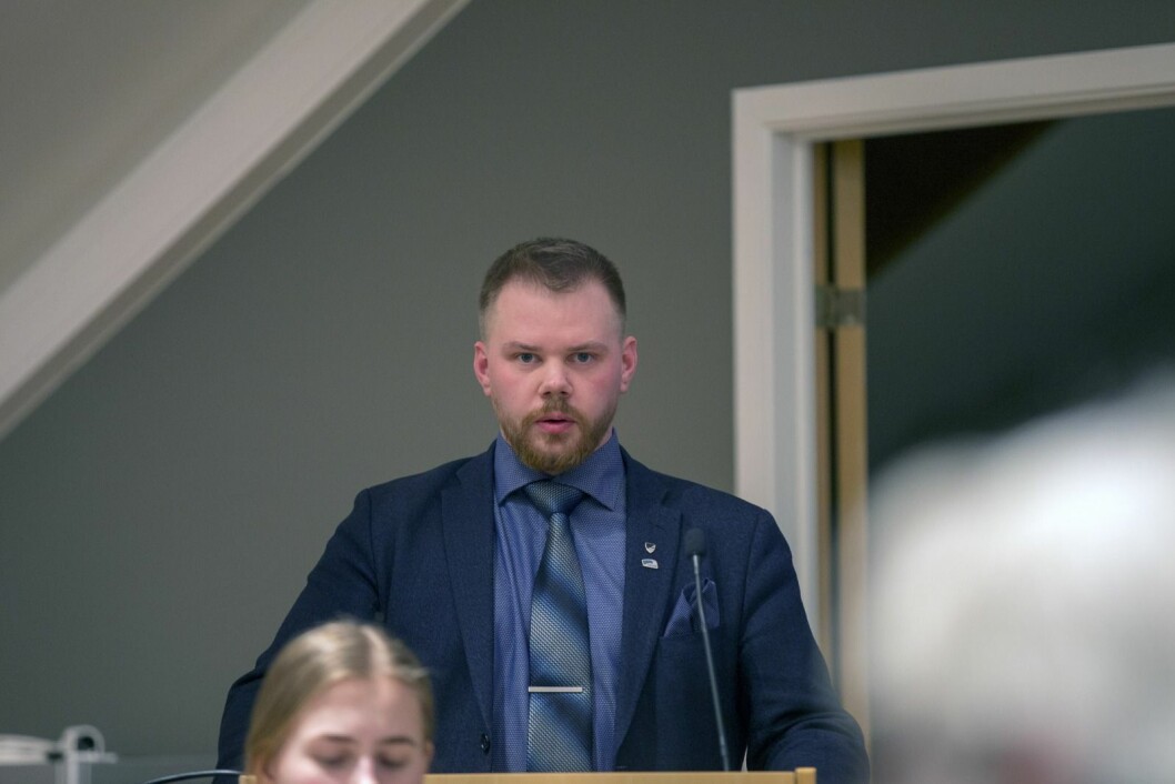 Høyrepolitiker Kjetil Figenschou er kritisk til innføring av flere ferdselsforbud. Høyrepolitiker Kjetil Figenschou er kritisk til innføring av flere ferdselsforbud.