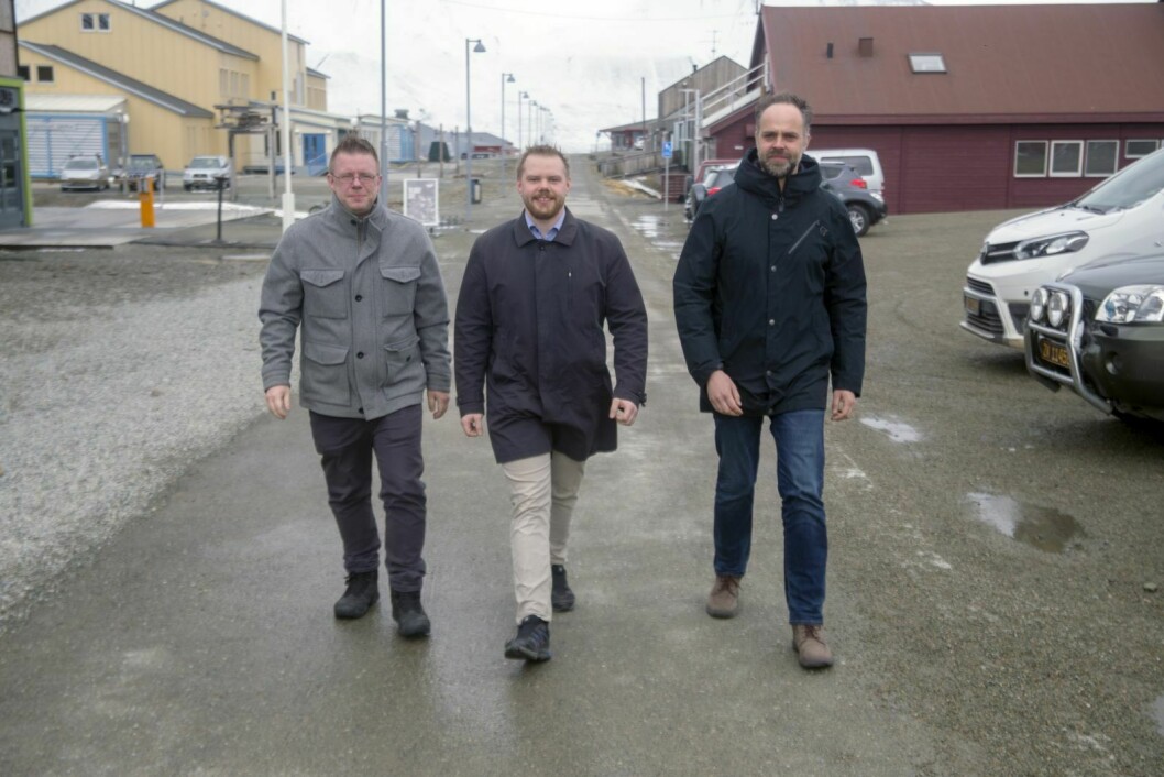 De er fornøyd med sine moderparti i regjering, som bevilger penger til boligbygging i Longyearbyen over revidert nasjonalbudsjett. Fra venstre: Arnt Vegar Jensen (FrP), Kjetil Figenschou (H) og nestleder i lokalstyret Eirik Berger (V).