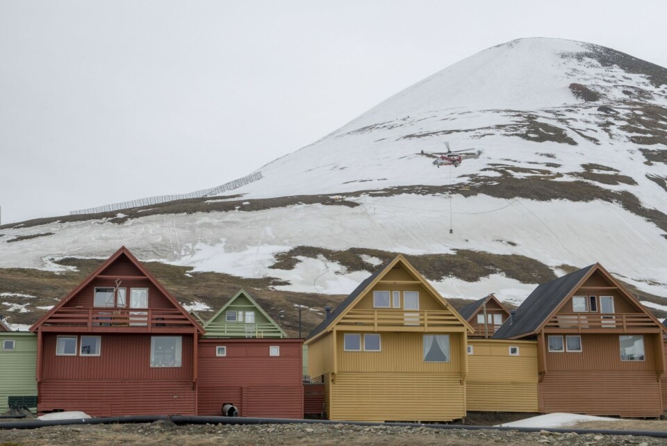 Flyr helikopter i Lia