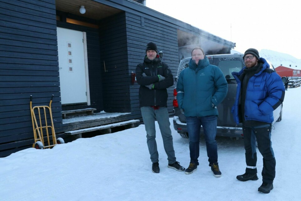 SAMARBEIDER: Terje Aunevik (f.v.) i Pole Position har fått med seg flere næringslivsledere, blant annet John-Einar Lockert i Svalbard Adventures og Jørn Hansen på restauranten Kroa, i håp om å finne fram til en bedre løsning for frakt av ferskvarer til Longyearbyen. Her står de ved vareinngangen til Kroa.