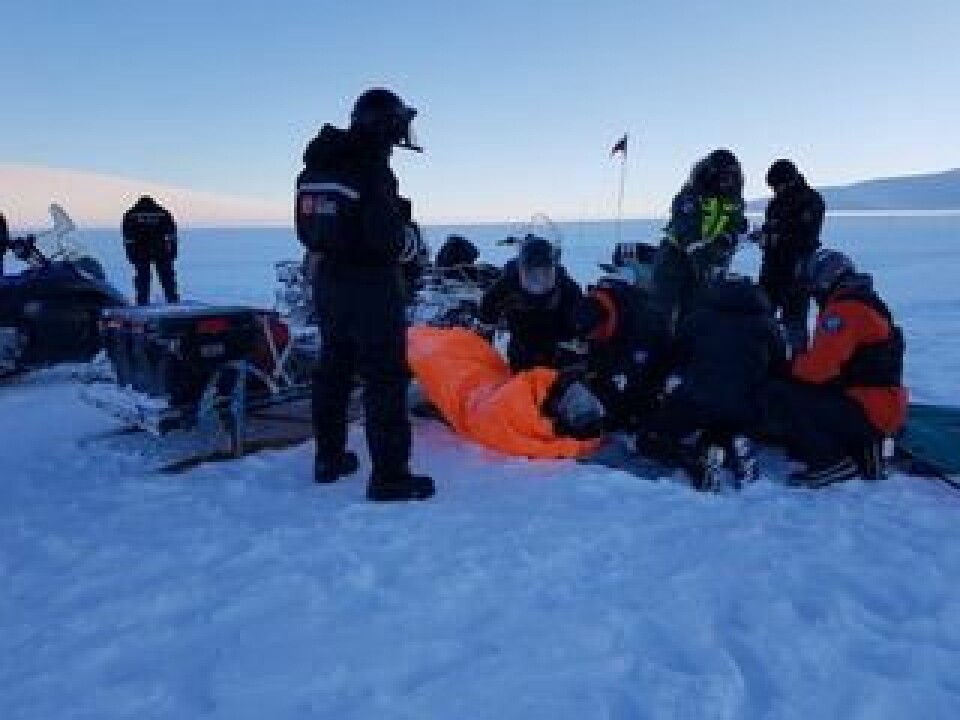 RYGGSKADE: Kvinnen som var i et skuterfølge på vei til Svea, måtte reddes ut med helikopter. RYGGSKADE: Kvinnen som var i et skuterfølge på vei til Svea, måtte reddes ut med helikopter.